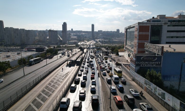 İstanbul Beylikdüzü'nde yağmur sonrası kayganlaşan yolda 15 araç birbirine girdi.
