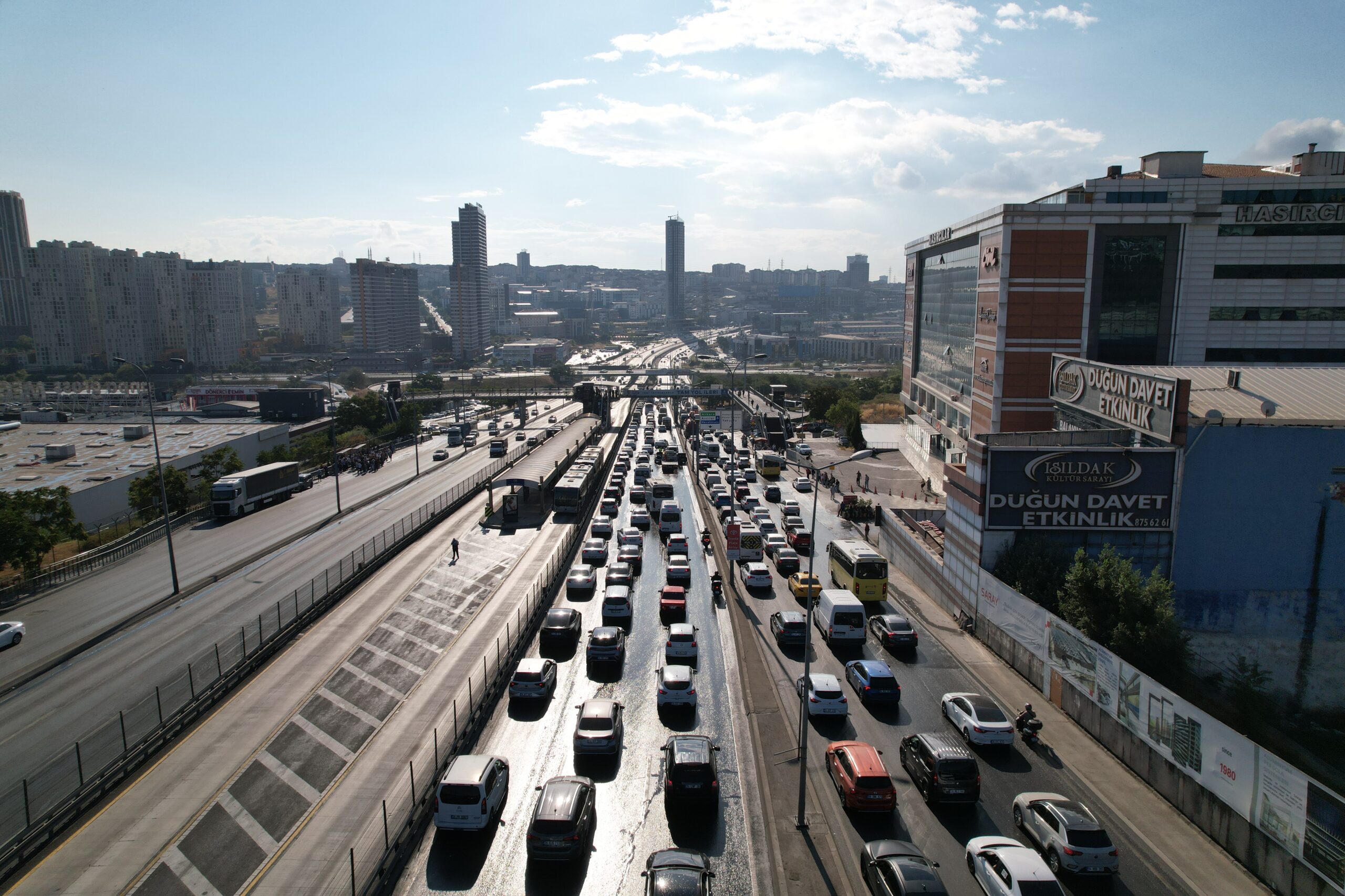 İstanbul'da zincirleme trafik kazası 1 İstanbul Beylikdüzü'nde yağmur sonrası kayganlaşan yolda 15 araç birbirine girdi.