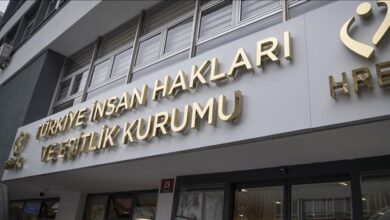 TİHEK'ten İBB'ye idari para cezası 9 Türkiye İnsan Hakları ve Eşitlik Kurumu (TİHEK), yerel seçim sonrası işçi çıkaran İBB'ye idari para cezası verdi.