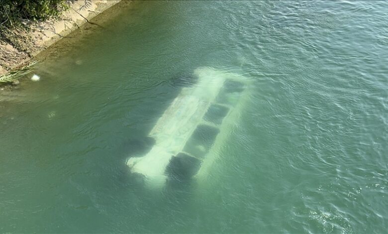 Adana'da meydana gelen trafik kazasında iki araç kanala devrildi. Kaza sebebiyle iki kişi hayatını kaybetti.