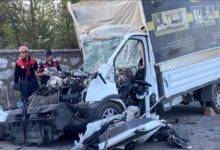 Çorum'da park halindeki tıra arkadan çarpan mobilya yüklü kamyonetteki 3 kişi hayatını kaybetti.