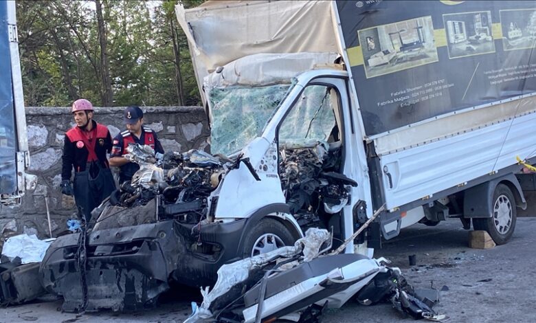 Çorum’da park halindeki tıra kamyonet çarptı: 3 ölü 10 Çorum'da park halindeki tıra arkadan çarpan mobilya yüklü kamyonetteki 3 kişi hayatını kaybetti.