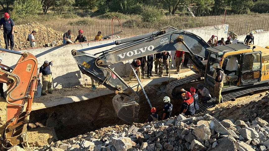 Şantiyede göçük altında kalan 2 işçi hayatını kaybetti 1 İstanbul Tuzla'da şantiyede göçük meydana geldi. Meydana gelen kazada 2 işçi hayatını kaybetti.
