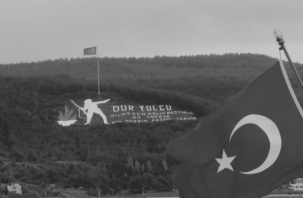 Şehit düşen kahraman askerlerimize Allah'tan rahmet, kederli ailelerine ve Türk Silahlı Kuvvetleri ile asil milletimize başsağlığı ve sabır dileriz.