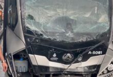 Avcılar'da bir metrobüs, öndeki metrobüse çarptı. Yaşanan olayda 2 kişi yaralandı.