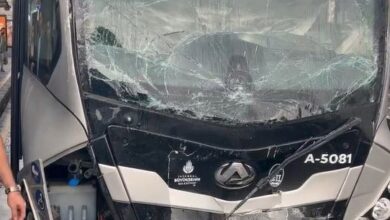 Avcılar'da iki metrobüs çarpıştı 13 Avcılar'da bir metrobüs, öndeki metrobüse çarptı. Yaşanan olayda 2 kişi yaralandı.