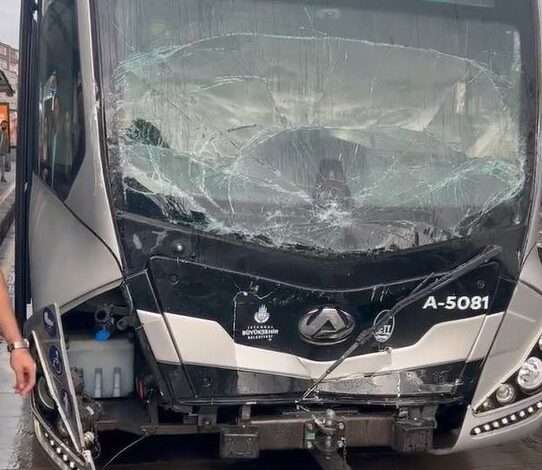Avcılar'da iki metrobüs çarpıştı 8 Avcılar'da bir metrobüs, öndeki metrobüse çarptı. Yaşanan olayda 2 kişi yaralandı.