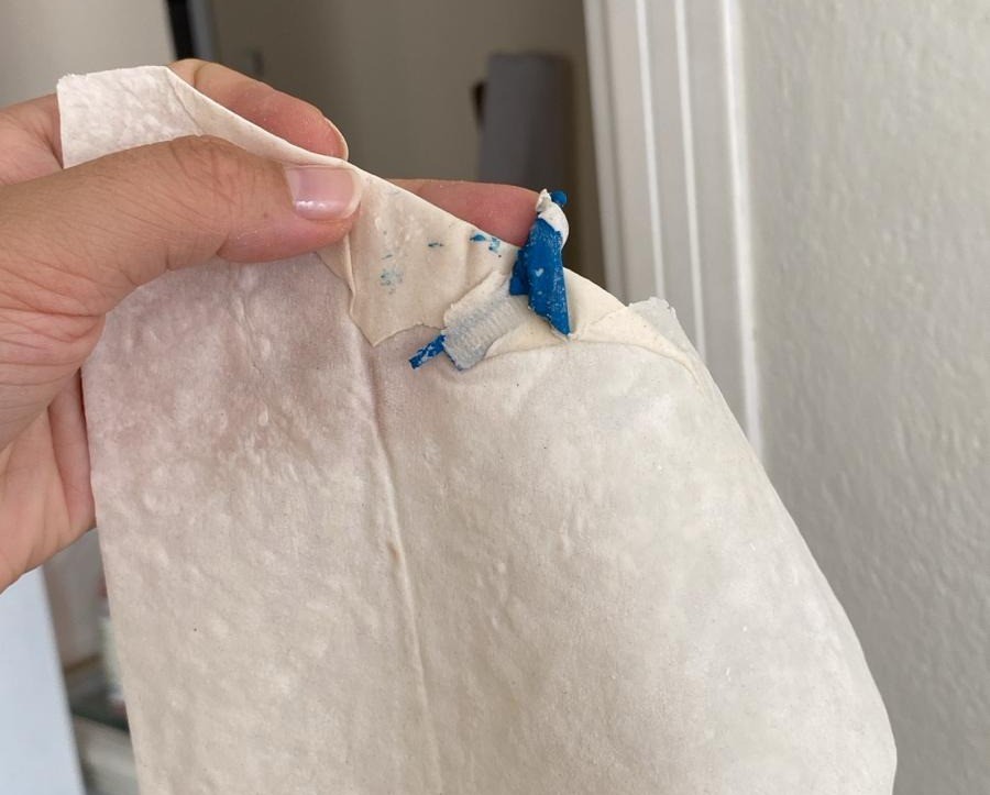 BİM'de satılan yufkadan plastik çıktı 1 Adana'da bir BİM Mağazası'nda satılan yufkanın içerisinden erimiş plastik parçası çıktı.