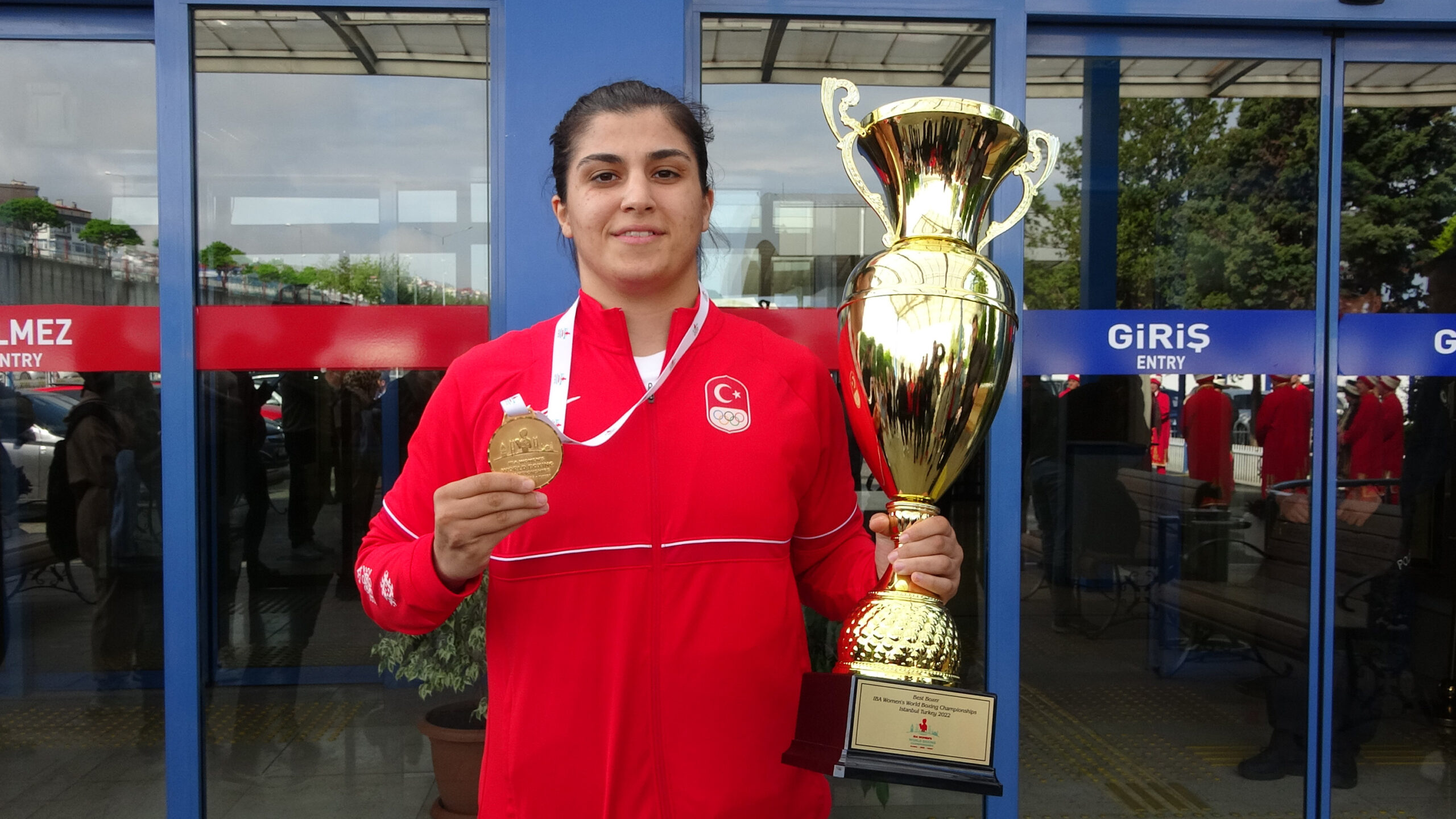 Busenaz Sürmeneli’ye trafikte saldırı 1 Olimpiyat, dünya ve Avrupa şampiyonu milli boksör Busenaz Sürmeneli trafikte saldırıya uğradı.
