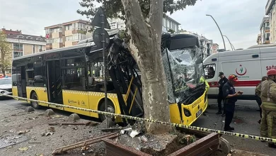 Bahçelievler'de İETT otobüsü ağaca çarptı: 7 yolcu yaralandı 12 İstanbul Bahçelievler'de sabah saatlerinde kontrolden çıkan bir İETT otobüsü, yol kenarındaki ağaca çarptı.