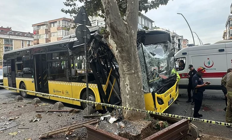 İstanbul Bahçelievler'de sabah saatlerinde kontrolden çıkan bir İETT otobüsü, yol kenarındaki ağaca çarptı.
