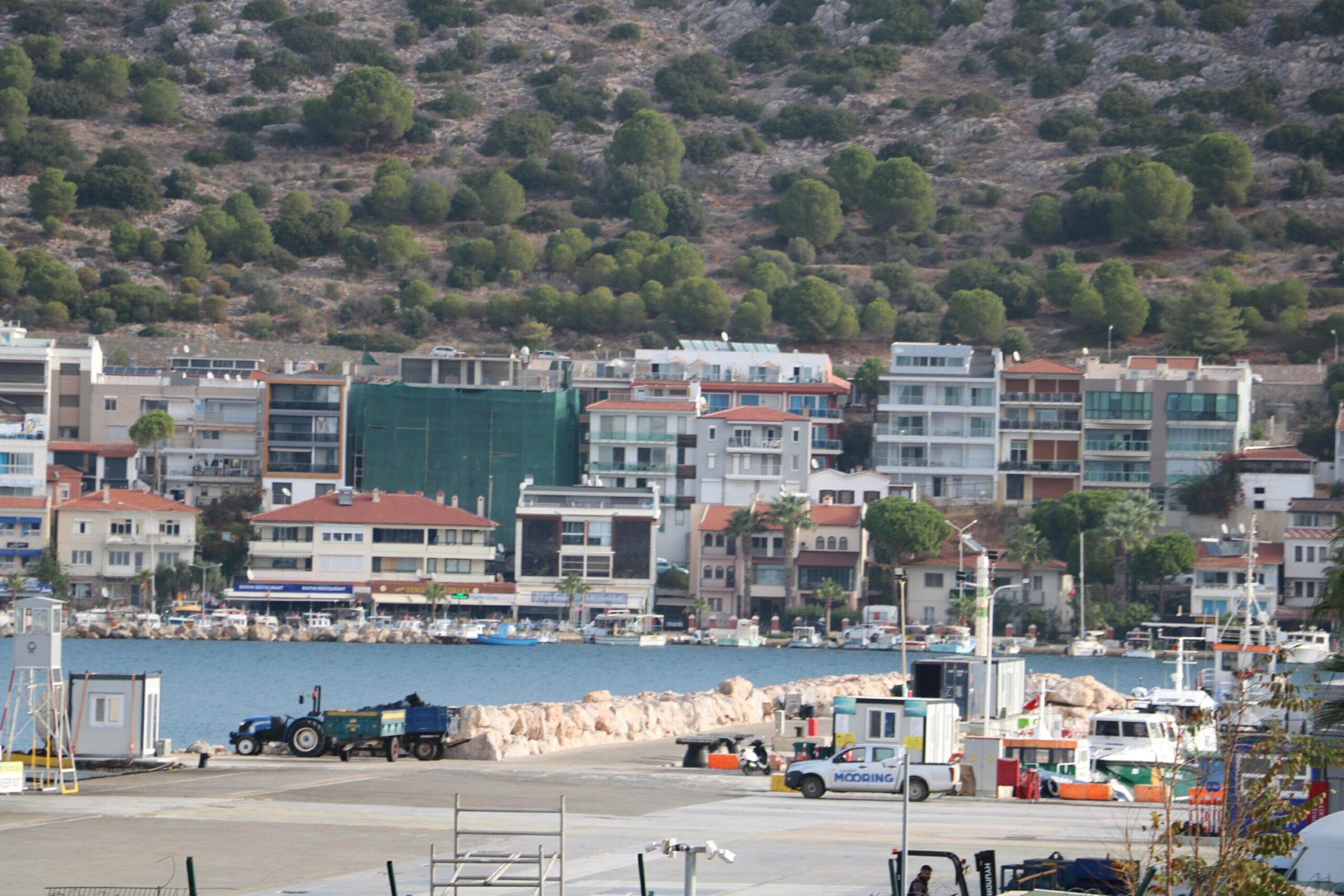 Çeşme-Sakız Adası seferlerine ara verildi 1 Türkiye ile Yunan Adaları arasında kapıda vize uygulaması kısa bir süre önce başladı. Çeşme-Sakız Adası seferlerine 12-13 Ekim'de ara verilince liman boş kaldı.