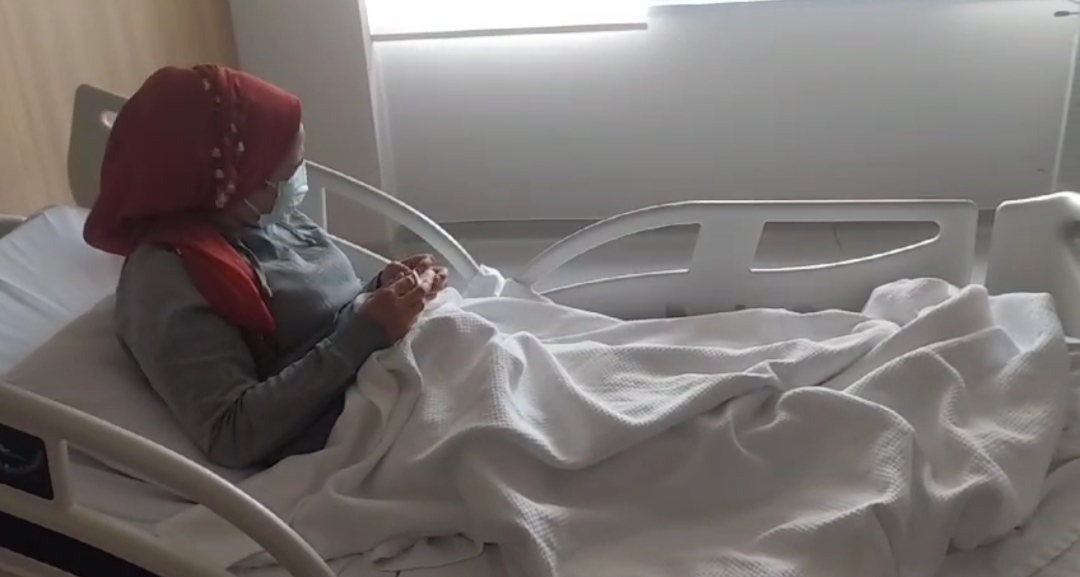Hapşırık nöbetine tutulan kadın sağlığına kavuştu 1 Günler süren hapşırık krizi sebebiyle hastaneye yatırılan kadın, tedavisinin ardından sağlığına kavuştu.
