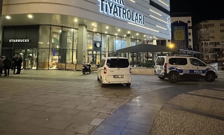 Antalya’da Starbucks şubesine yüzü maskeli bir kişi tarafından molotoflu saldırı düzenlendi.