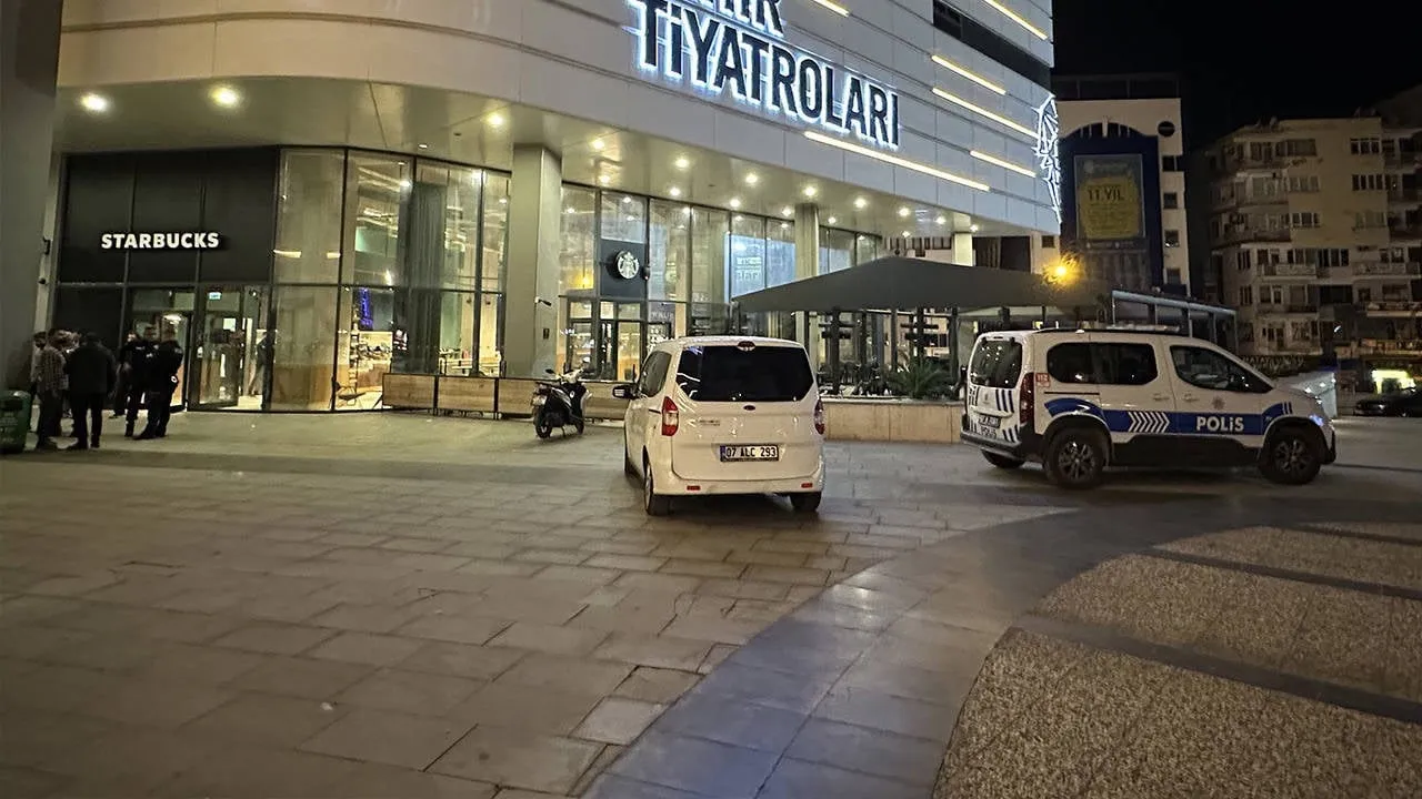 Antalya'da Starbucks şubesine molotoflu saldırı 1 Antalya’da Starbucks şubesine yüzü maskeli bir kişi tarafından molotoflu saldırı düzenlendi.