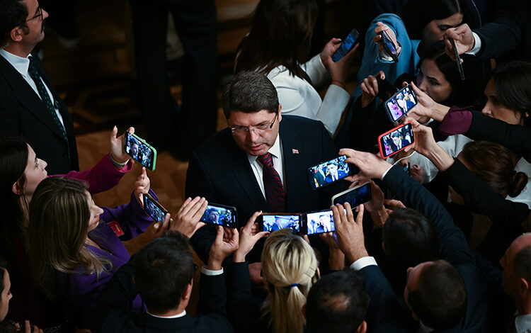 Adalet Bakanı Yılmaz Tunç,28. Dönem 3. Yasama Yılı'nın başlaması dolayısıyla düzenlenen resepsiyonda gazetecilerin sorularını yanıtladı.