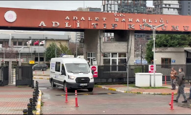 Beyoğlu'nda feci kaza: 11 yaşındaki çocuk hayatını kaybetti 4 Beyoğlu Taksim’de Kur'an kursuna gitmek için evden çıkan 11 yaşındaki Nesrin Cuma'ya İETT otobüsü çarptı.