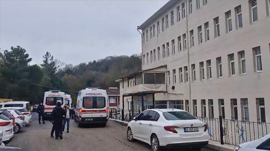 Şile’de 51 öğrenci kumanya zehirlenmesi şüphesiyle hastaneye kaldırıldı 1 silede 51 ogrenci kumanya zehirlendi 1