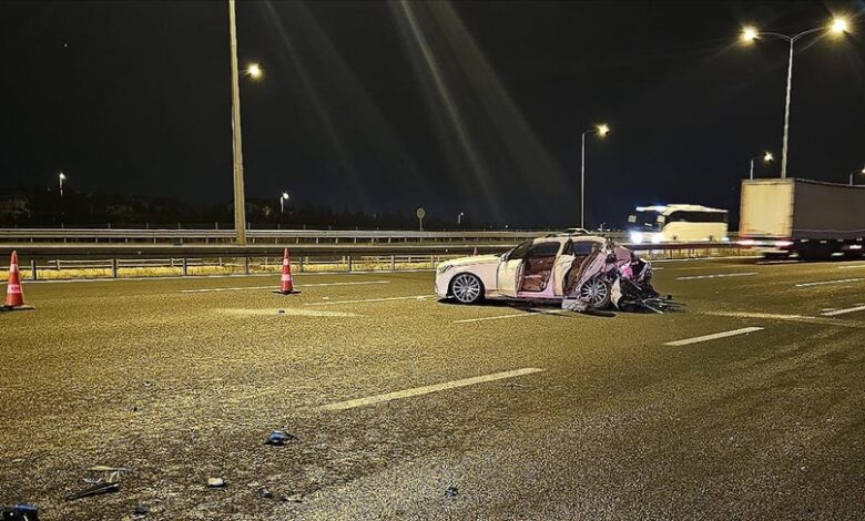 Ankara'da trafik kazası: 1 ölü, 3 yaralı 3 Ankara-Niğde Otoyolu'nda bir tır ile otomobilin çarpışması sonucu 1 kişi hayatını kaybetti, 2'si çocuk 3 kişi yaralandı.