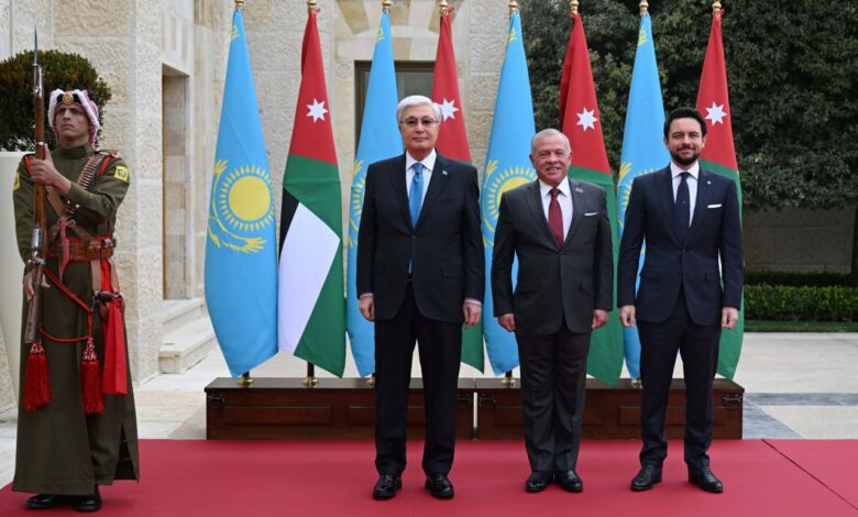 Kazakistan ve Ürdün arasında stratejik işbirliği 1 Kazakistan Cumhurbaşkanı Kasım Cömert Tokayev’in Ürdün’e gerçekleştirdiği resmi ziyarette, iki ülke arasında işbirliği mutabakat zaptı imzalandı.