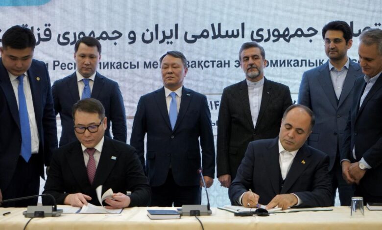 Kazakistan ve İran arasında 90 milyon dolarlık ticaret anlaşması 7 Kazakistan ve İran, Tahran'daki iş forumunda 92,8 milyon dolarlık ticaret anlaşması imzalandı.