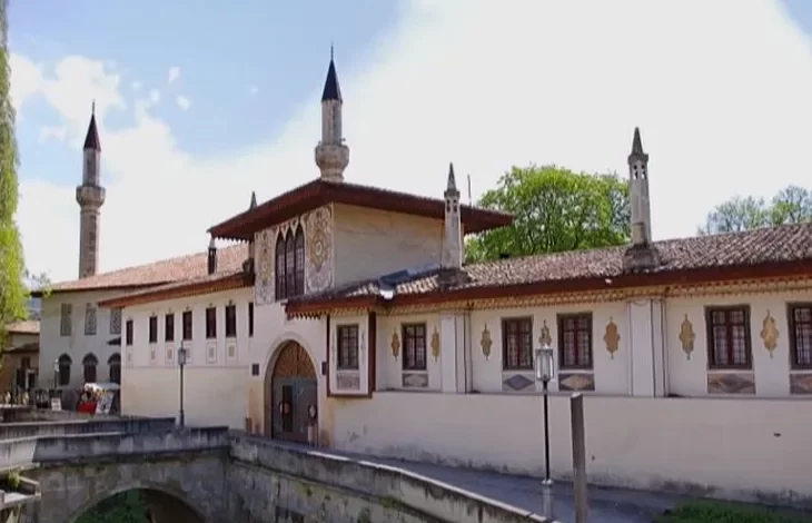 Kırım’da Hansaray’a Kültürel Soykırım 5 Rus işgali altındaki Kırım’ın sözde yönetimi, Kırım Tatar halkının en önemli kültürel miraslarından biri olan Hansaray’ı tahrip etmeye devam ediyor.