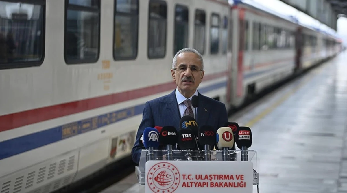 TCDD’nin 63 gar ve istasyonunda ücretsiz wi-fi hizmeti başladı 1 Ulaştırma ve Altyapı Bakanı Abdulkadir Uraloğlu, TCDD ait 63 farklı gar ve istasyonda ücretsiz Wi-Fi hizmeti sunulduğunu açıkladı.