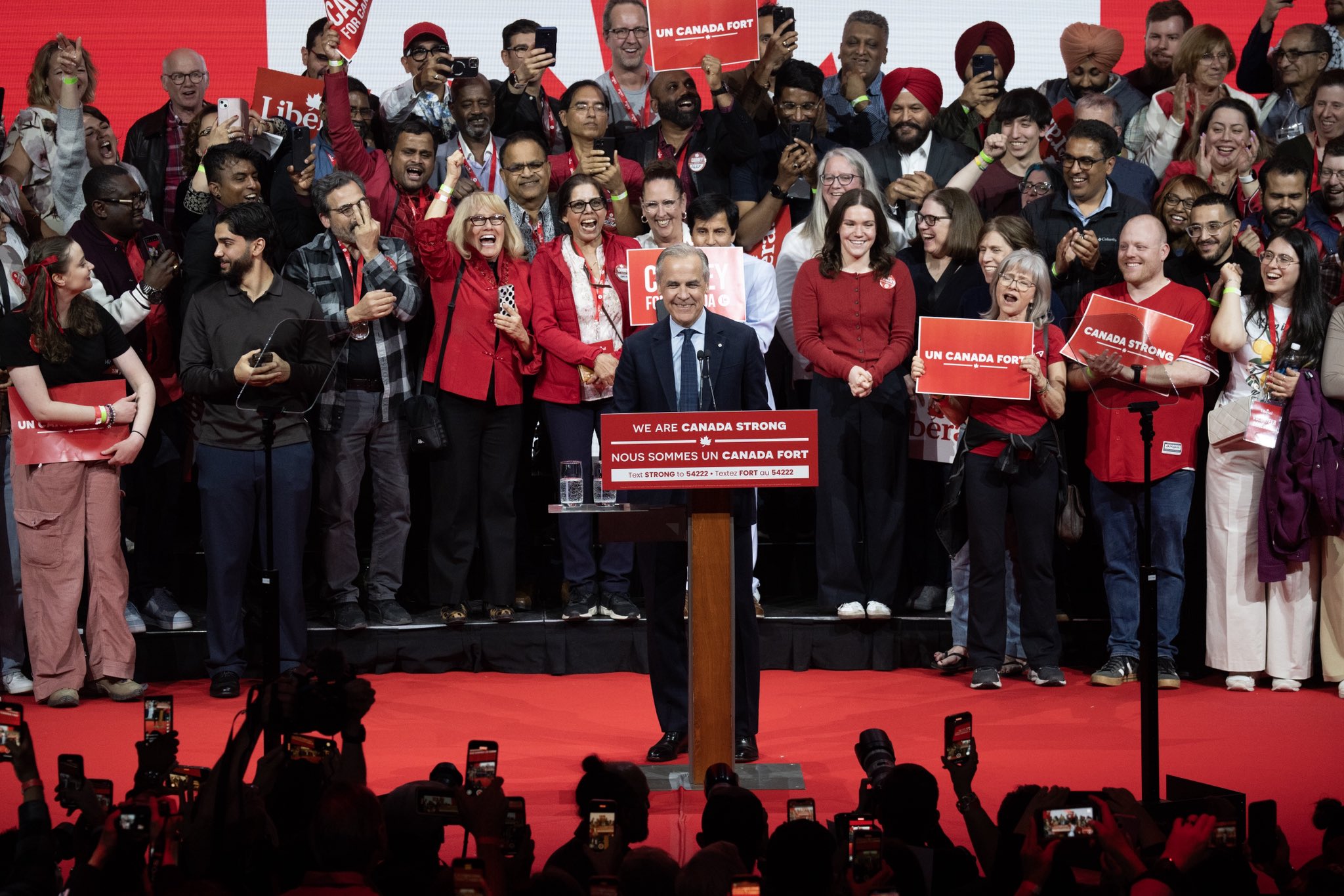 Kanada'da Liberal şoku! 1 Kanada'da Aralık ayındaki anketlerde Muhafazar Parti'nin 22 puan gerisinde gözüken Liberal Parti ve lideri Mark Carney seçimlerden zaferle çıktı.