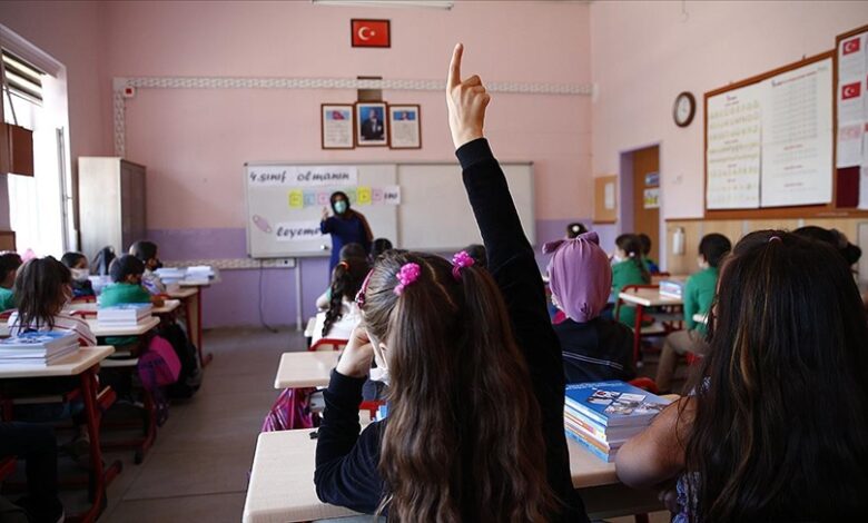 Tatil bitti yarın okullar açılıyor 3 İkinci ara tatilini tamamlayan öğrenciler ve öğretmenler, Ramazan Bayramı ile birleşen dinlenme sürecinin ardından okullara dönüyor.