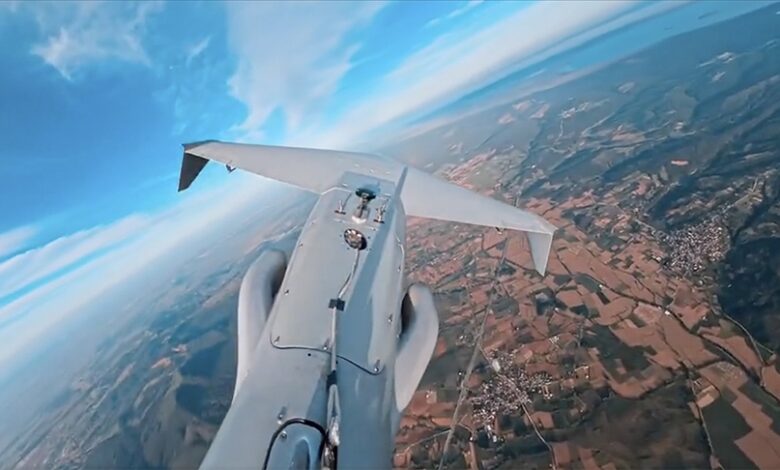 Bayraktar KEMANKEŞ 2’den tam isabet 10 Baykar’ın milli ve özgün olarak geliştirdiği KEMANKEŞ 2 Yapay Zeka Tabanlı Mini Seyir Füzesi, sistem tanımlama testini başarıyla tamamladı.