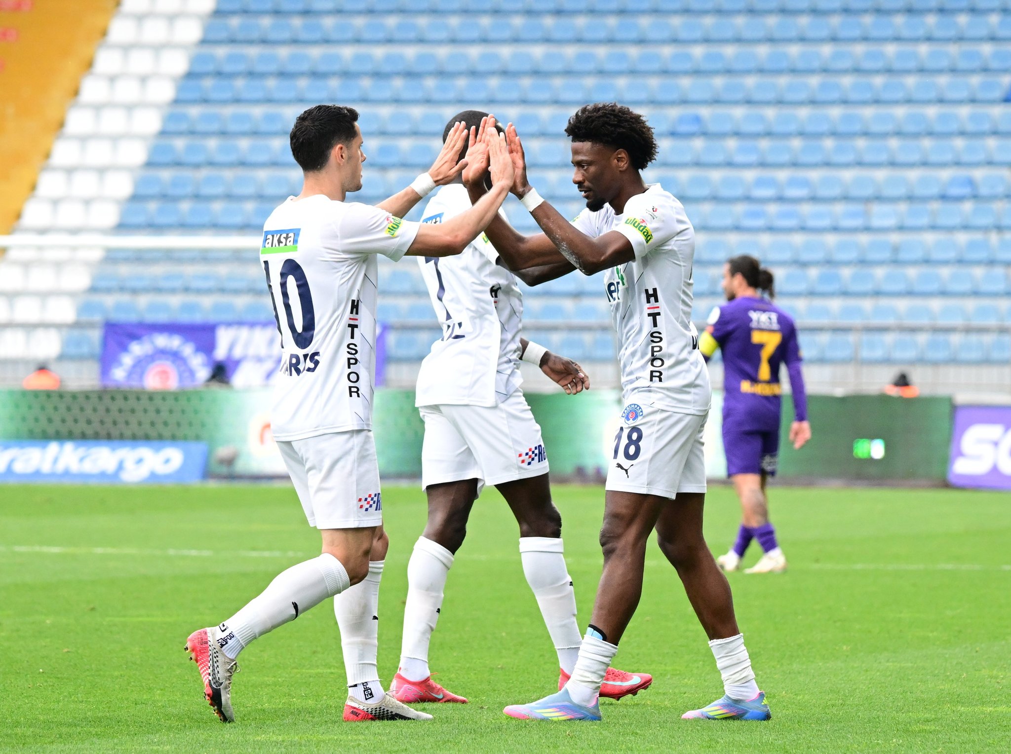 Trendyol Süper Lig'de İstanbul kapışmasında Kasımpaşa, Eyüpspor'u deplasmanda 3-0 yendi. Konya da Rize'yi 2-1'le geçti