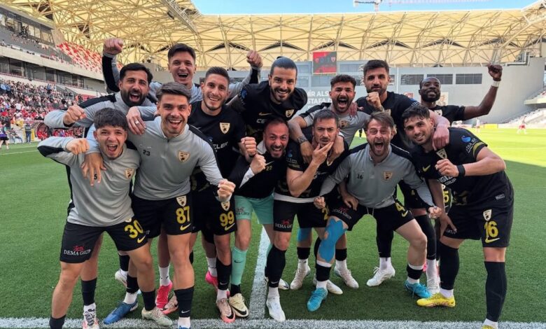 Karşıyaka'ya hüsran! Muş'a bayram! 7 2. Lig'e yükselme play-off karşılaşmasında Muş Spor, evinde 0-0 berabere kaldığı Karşıyaka'yı deplasmanda 2-1 yenerek adını üst tura yazdırdı