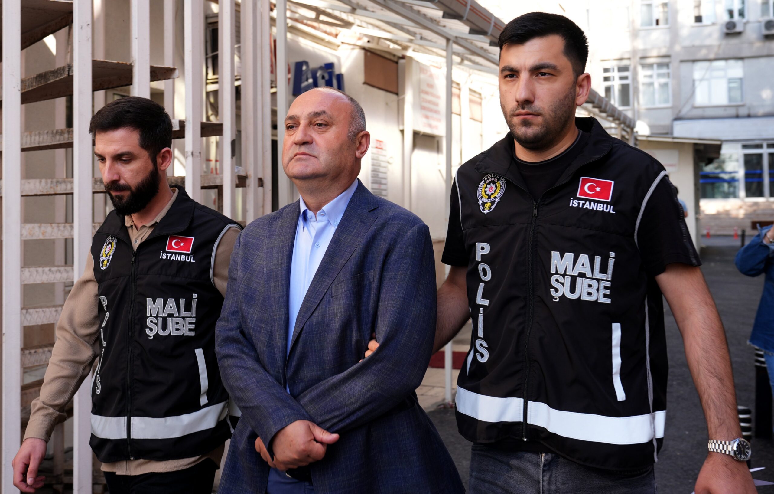 4. dalga! Ekrem İmamoğlu'nun koruma müdürü gözaltında 1 İstanbul Büyükşehir Belediyesi'ne yapılan 4. dalga operasyonda Ekrem İmamoğlu'nun da koruma müdürü Mustafa Akın'ın da aralarında yer aldığı çok sayıda kişi gözaltına alındı