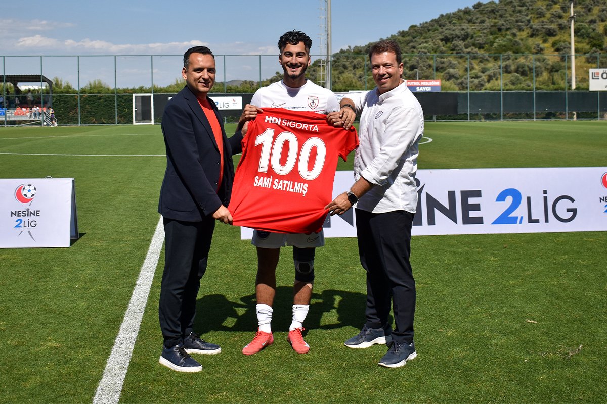 Altınordu, 1. Lig'i istiyor 1 Altınordu, GMG Kastamonuspor karşılaşması öncesi kulüpte 100. maçına çıkan 2004 doğumlu Sami Satılmış'ı onure etti!