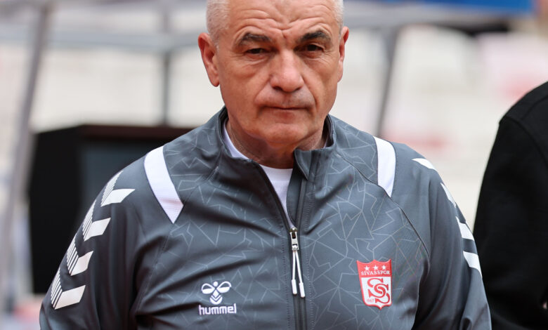 Kümede kalma savaşı veren Sivasspor'un Bodrumspor ile 0-0 berabere kaldığı maç sonrası taraftarlar takım otobüsünün önünü kesti