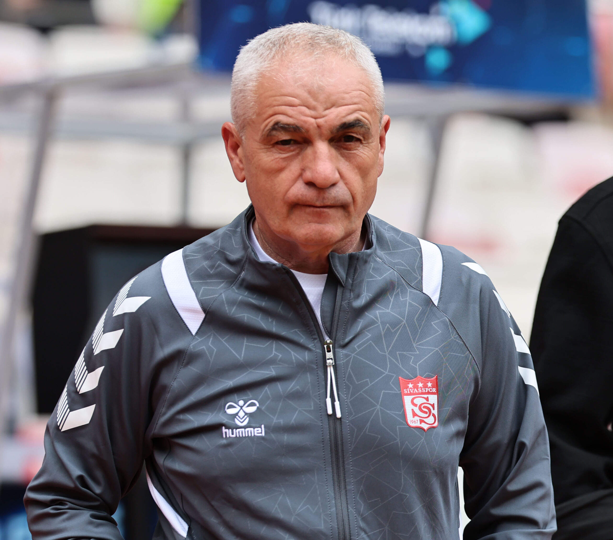 Kümede kalma savaşı veren Sivasspor'un Bodrumspor ile 0-0 berabere kaldığı maç sonrası taraftarlar takım otobüsünün önünü kesti