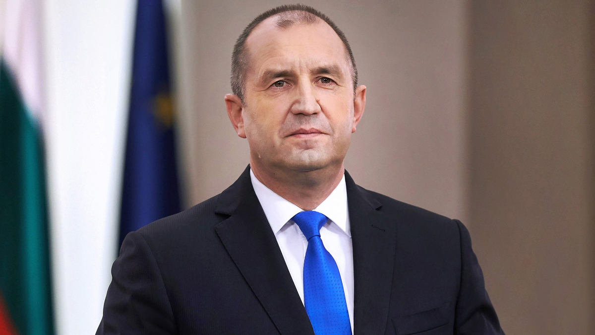 Bulgaristan Cumhurbaşkanı Rumen Radev'den hükümete uyarı 1 Bulgaristan Cumhurbaşkanı Rumen Radev, ülkesinin giderek büyüyen küresel çatışmaların parçası olmaması gerektiğini vurguladı.