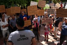 İzmir’in Yakaköy Mahallesi’nde 20 gündür devam eden su kesintileri nedeniyle 4 bin nüfuslu mahallede yaşam neredeyse durma noktasına geldi.
