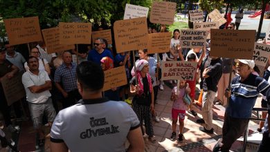 İzmir’in Yakaköy Mahallesi’nde 20 gündür devam eden su kesintileri nedeniyle 4 bin nüfuslu mahallede yaşam neredeyse durma noktasına geldi.
