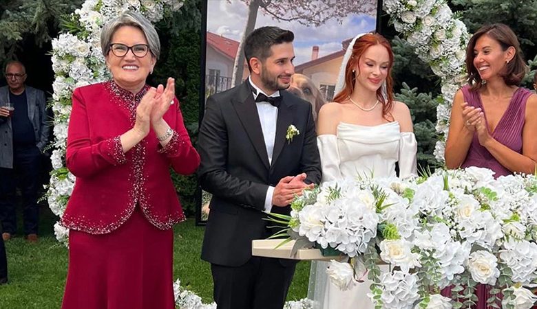 Siyasetten çekilmesinin ardından kameralardan uzak kalan eski İYİ Parti Genel Başkanı Meral Akşener, bir düğün töreninde ortaya çıktı.