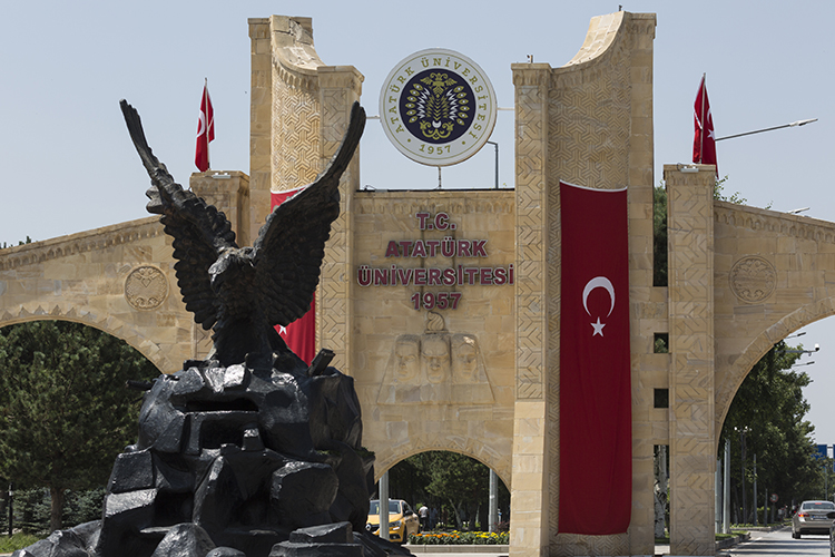 Atatürk Üniversitesi, Shanghai Ranking 2025’te Türkiye’nin en iyi üniversiteleri arasında 1 Dünyanın en prestijli sıralama kuruluşlarından Shanghai Ranking (ARWU), 2025 yılı sonuçlarını açıkladı.