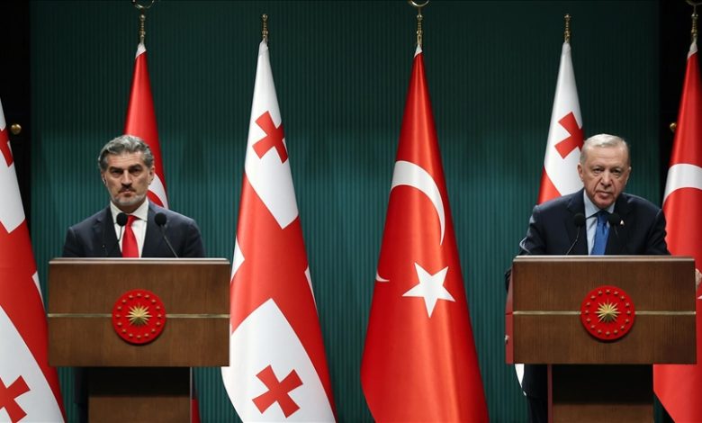 Cumhurbaşkanı Erdoğan: Gürcistan ile stratejik ortaklık daha da güçlenecek 9 Cumhurbaşkanı Recep Tayyip Erdoğan, Gürcistan Cumhurbaşkanı Mikheil Kavelashvili ile görüşmesinin ardından açıklama yaptı.
