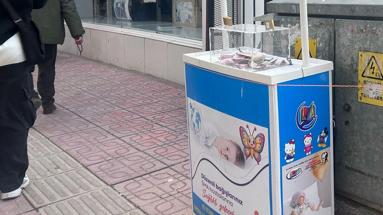 İstanbul Valiliği’nden yardım stantlarına yasak kararı 1 SMA ve DMD hastaları için yardım amacıyla kurulan sesli stantlar, güvenlik gerekçesiyle İstanbul genelinde kaldırılacak.