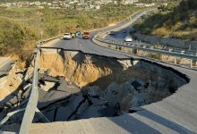 Kuşadası-Söke kara yolunun Yaylaköy mevkisinde meydana gelen çökme nedeniyle Kuşadası yönü trafiğe kapatıldı