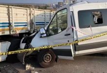 Mersin’in Erdemli ilçesinde yurt çocuklarını taşıyan minibüsün park halindeki tıra çarpması sonucu biri çocuk 2 kişi hayatını kaybetti