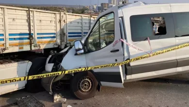 Mersin’in Erdemli ilçesinde yurt çocuklarını taşıyan minibüsün park halindeki tıra çarpması sonucu biri çocuk 2 kişi hayatını kaybetti