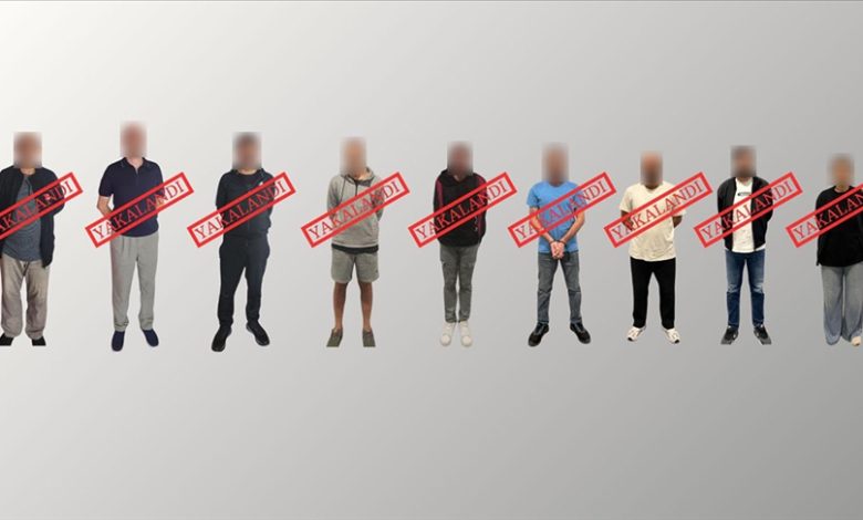 9 kırmızı bültenli zanlı yurda getirildi 2 İçişleri Bakanı Ali Yerlikaya, Gürcistan, Almanya, BAE, İsviçre ve Hırvatistan’dan iade edilen dokuz kişinin Türkiye’ye getirildiğini duyurdu.