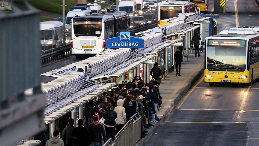 30 yaş üstü öğrenciler yeniden indirimli İstanbulkart kullanacak 1 AK Parti İstanbul İl Başkanı Osman Nuri Kabaktepe, İBB’nin 30 yaş üstü öğrenciler için indirim oranını düşüren kararının yargı tarafından iptal edildiğini duyurdu.