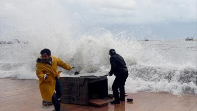 AKOM’dan İstanbul için kuvvetli sağanak ve fırtına uyarısı 1 AKOM, pazartesi günü itibarıyla kent genelinde etkili olacak sağanak ve fırtına konusunda vatandaşlara dikkatli olunması çağrısında bulundu.