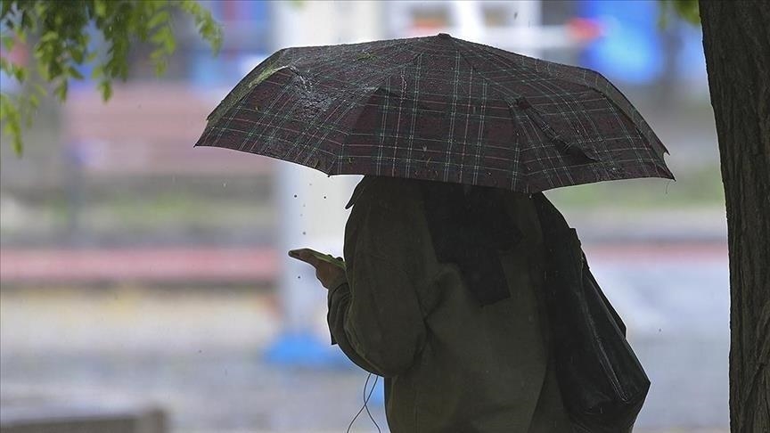 Hafta boyunca sıcaklıklar mevsim normallerinin 1–2 derece altında olacak 1 Meteoroloji Genel Müdürlüğü, Marmara ve Karadeniz için 5–6 günlük aralıklı yağış uyarısı yaptı; yüksek kesimlerde mevsim normallerine uygun kar yağışı bekleniyor.